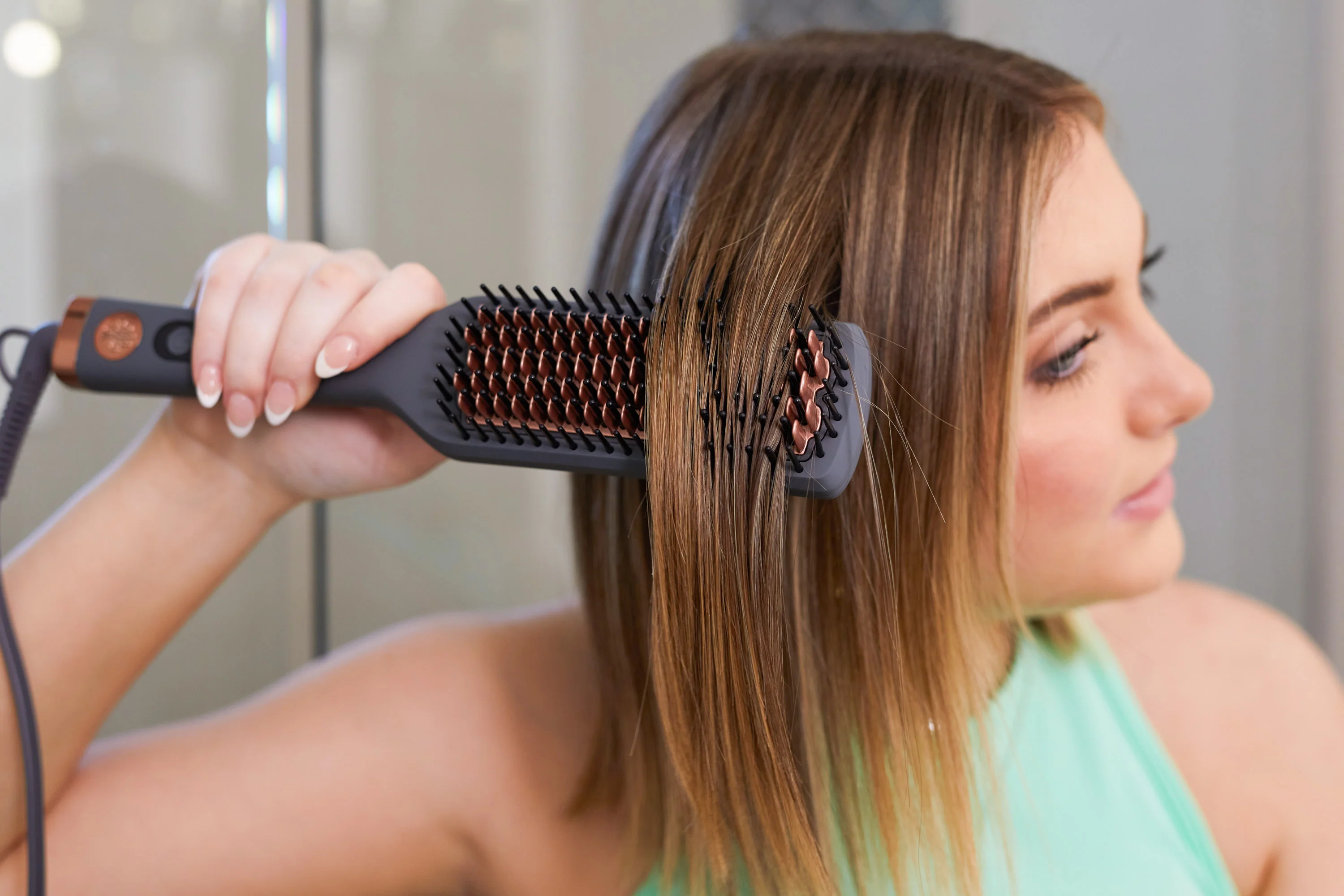 Smooth Sailing Heated Ceramic Straightening Hair Brush - Image 4